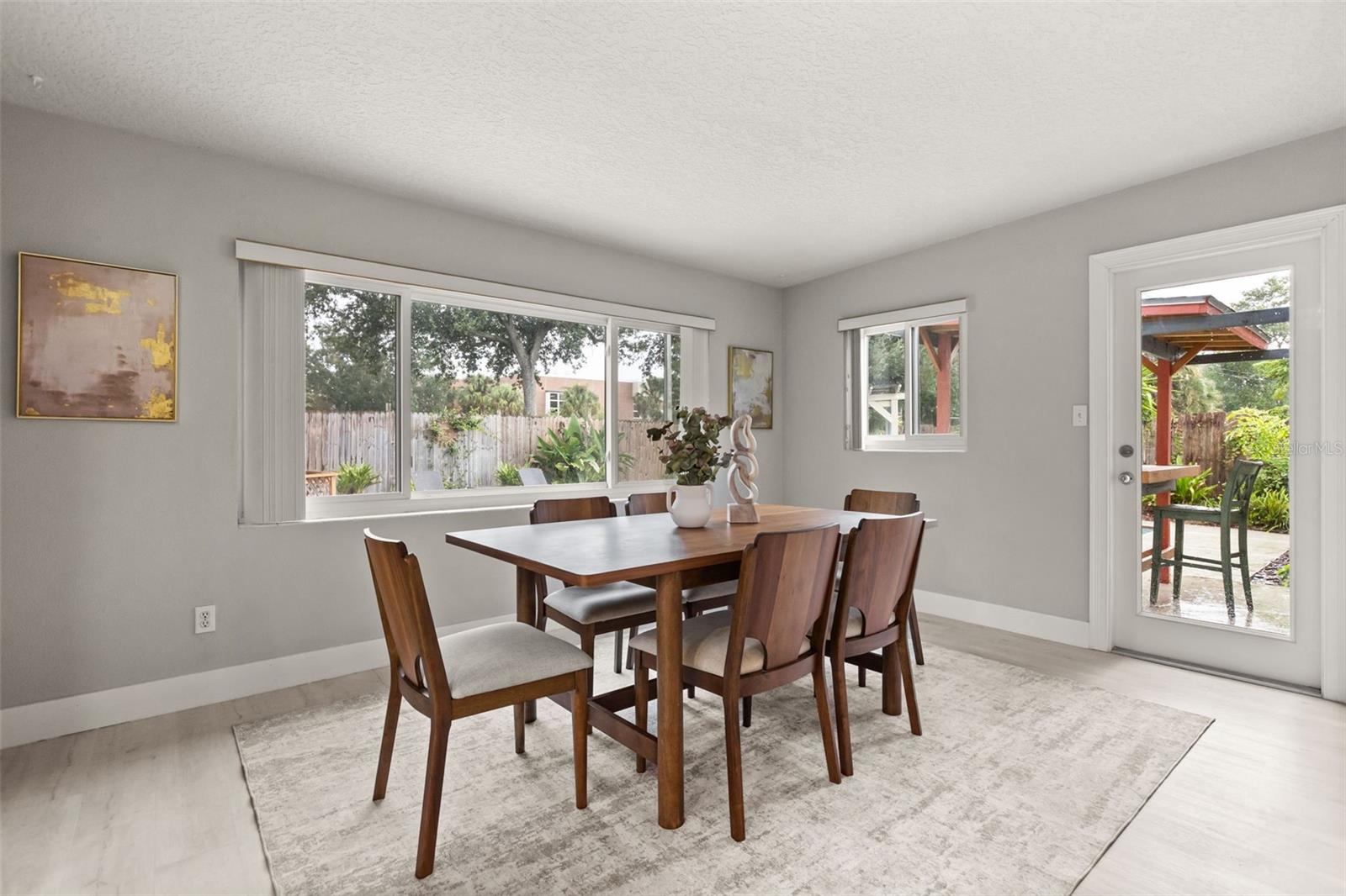 2215 WOODCREST DR — photo 10