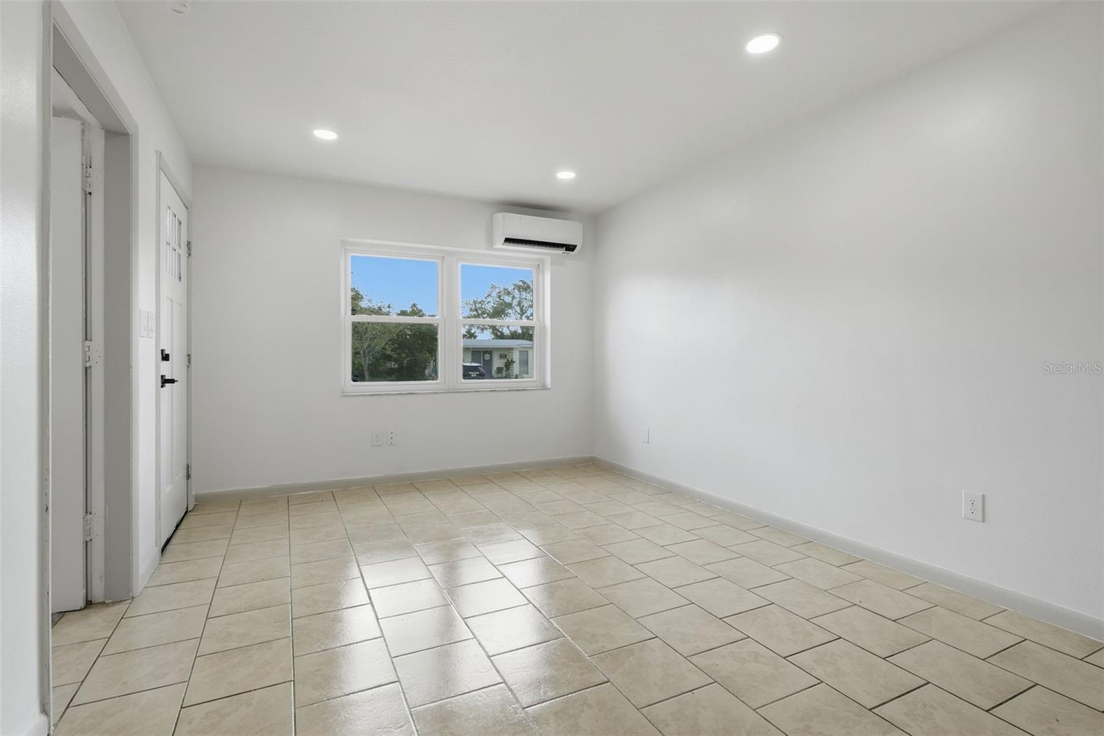 1408 W WELLINGTON DR — photo 4