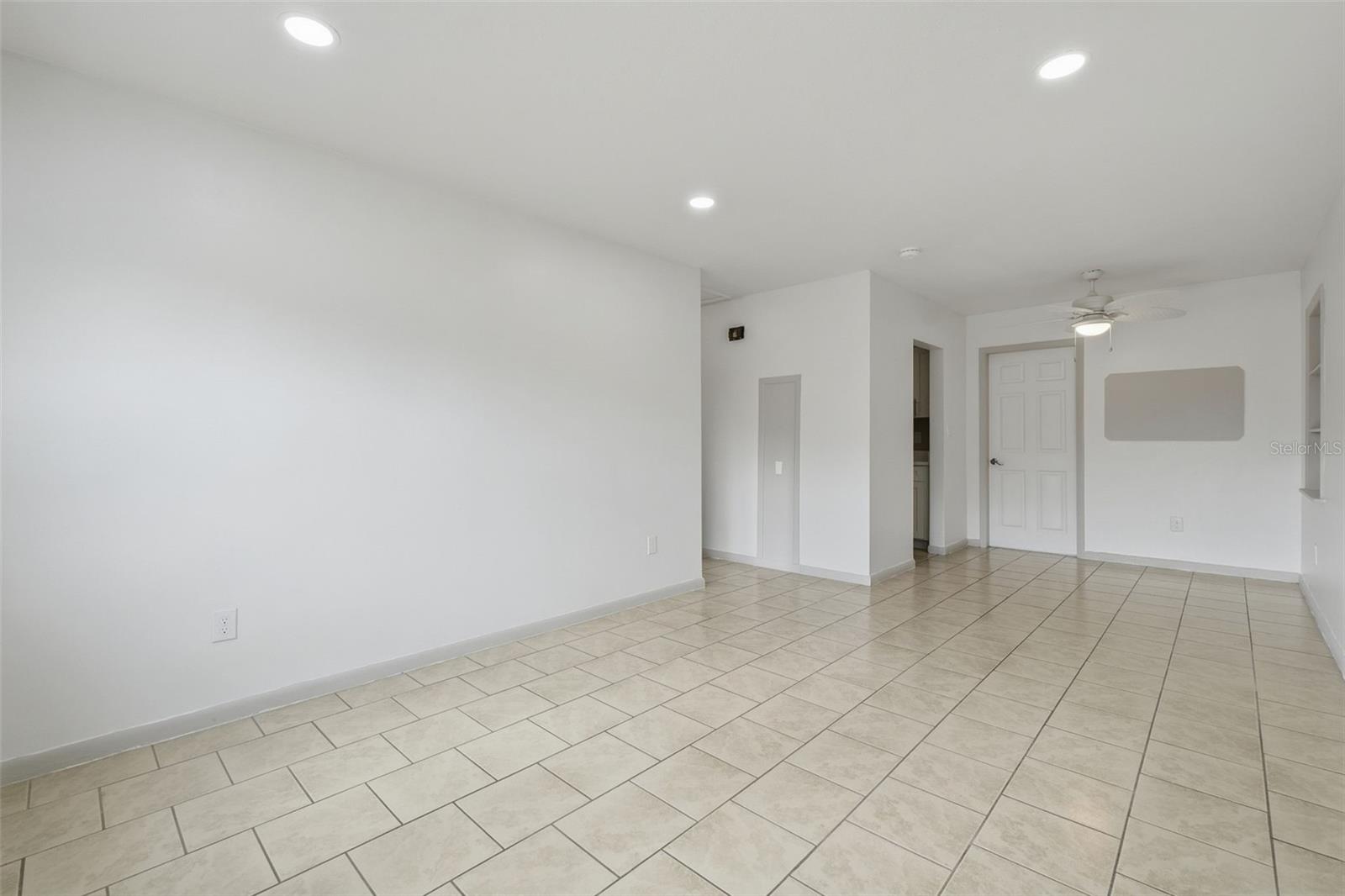1408 W WELLINGTON DR — photo 7