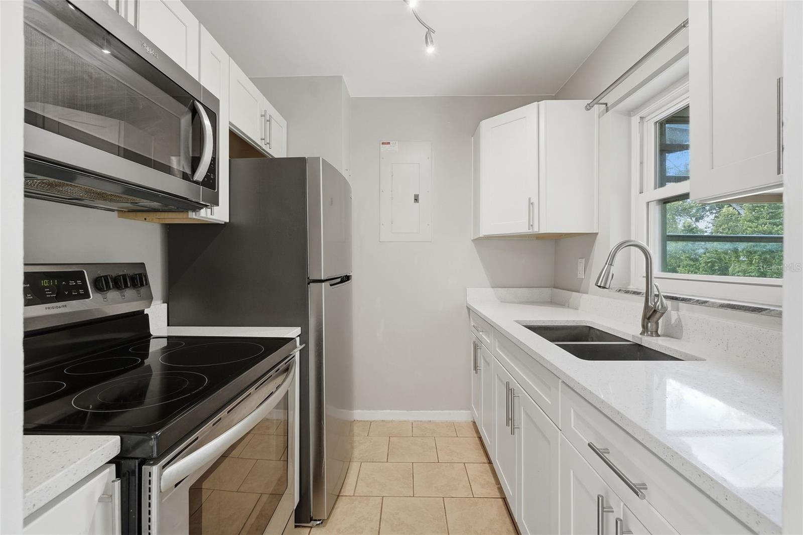 1408 W WELLINGTON DR — photo 10