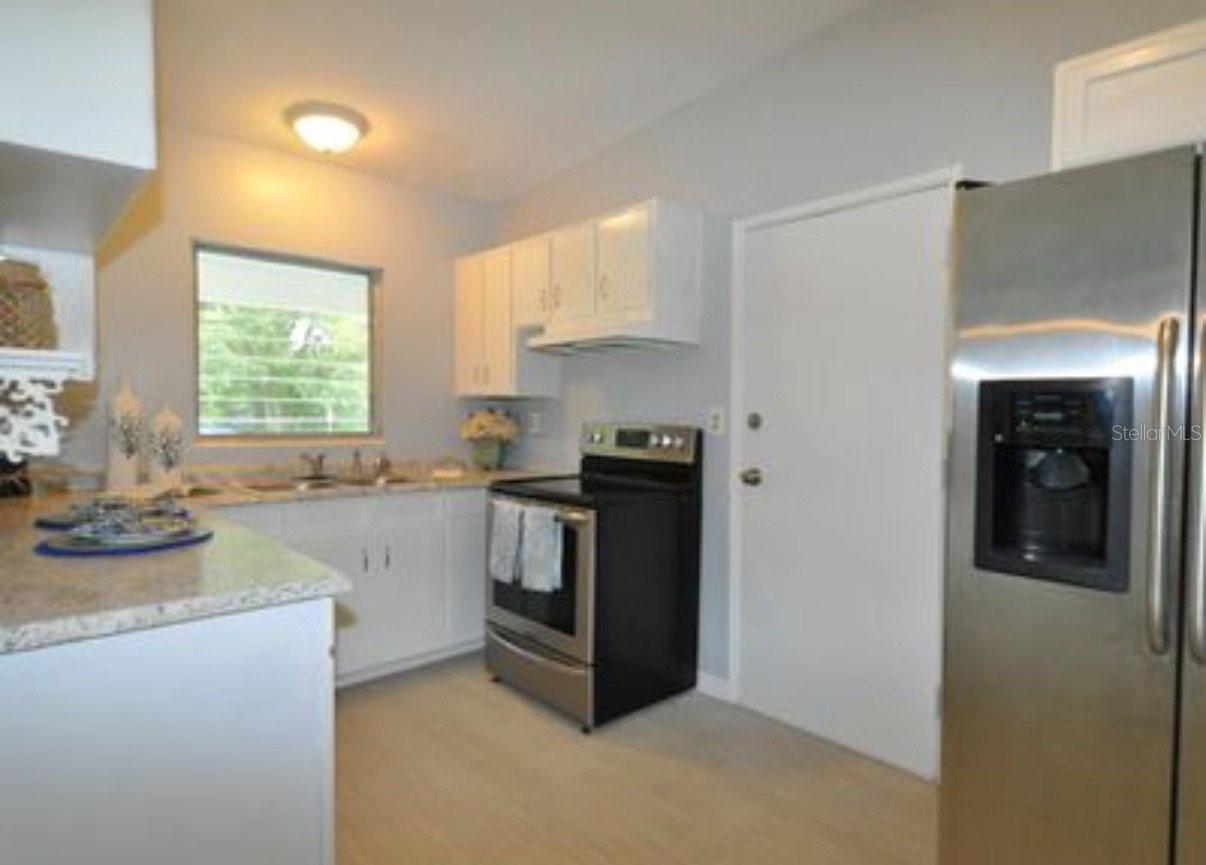1332 HILLCREST DR — photo 7