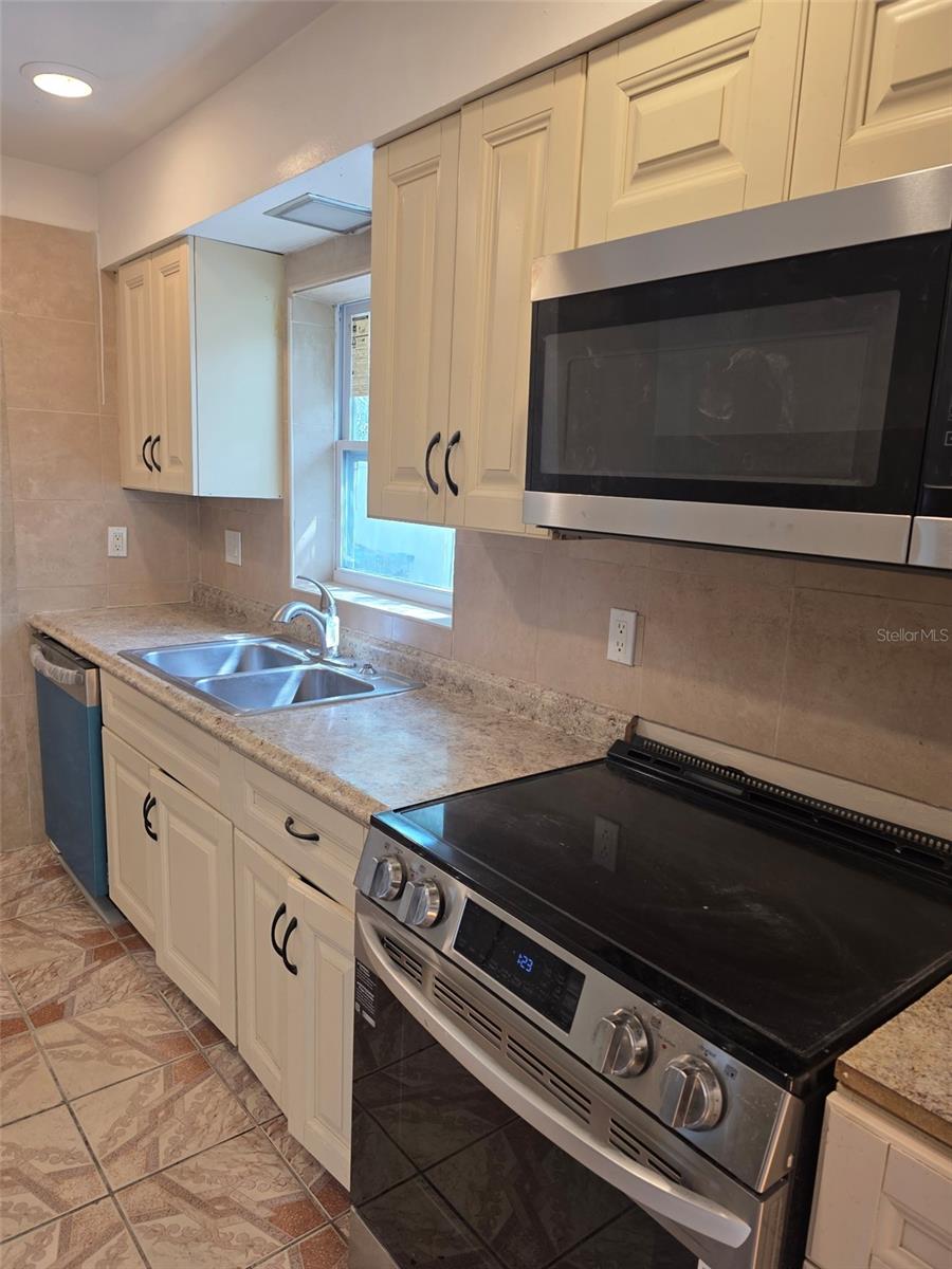 820 ORWELL AVE — photo 12