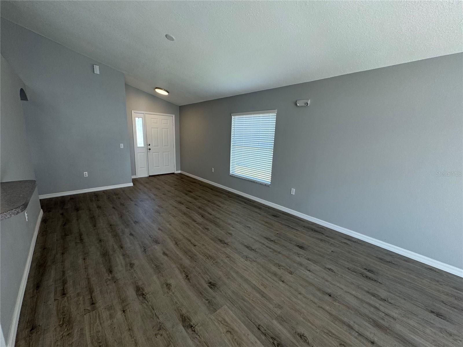 158 AYLESBURY LN — photo 3