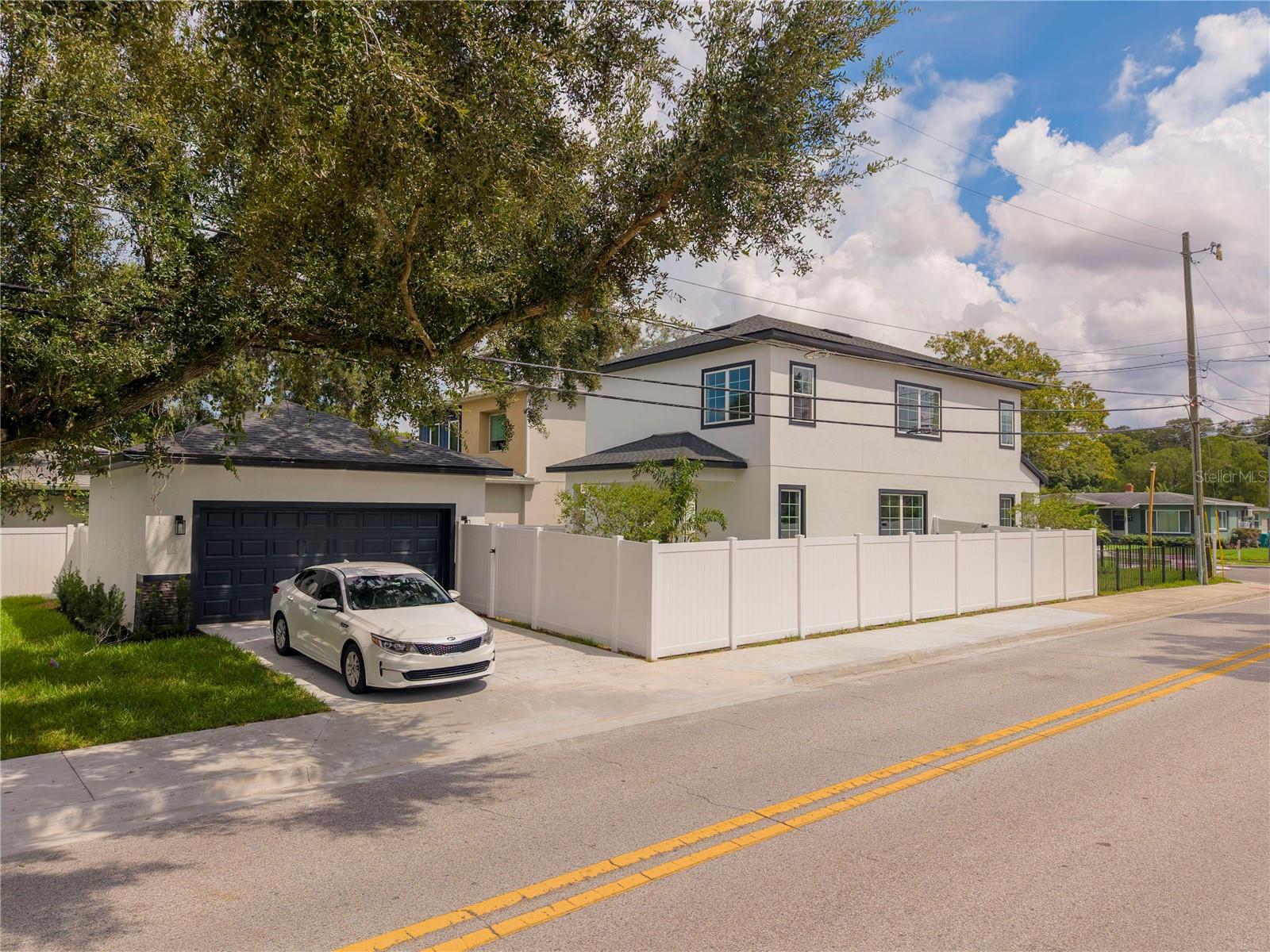 2222 DELANEY AVE — photo 4