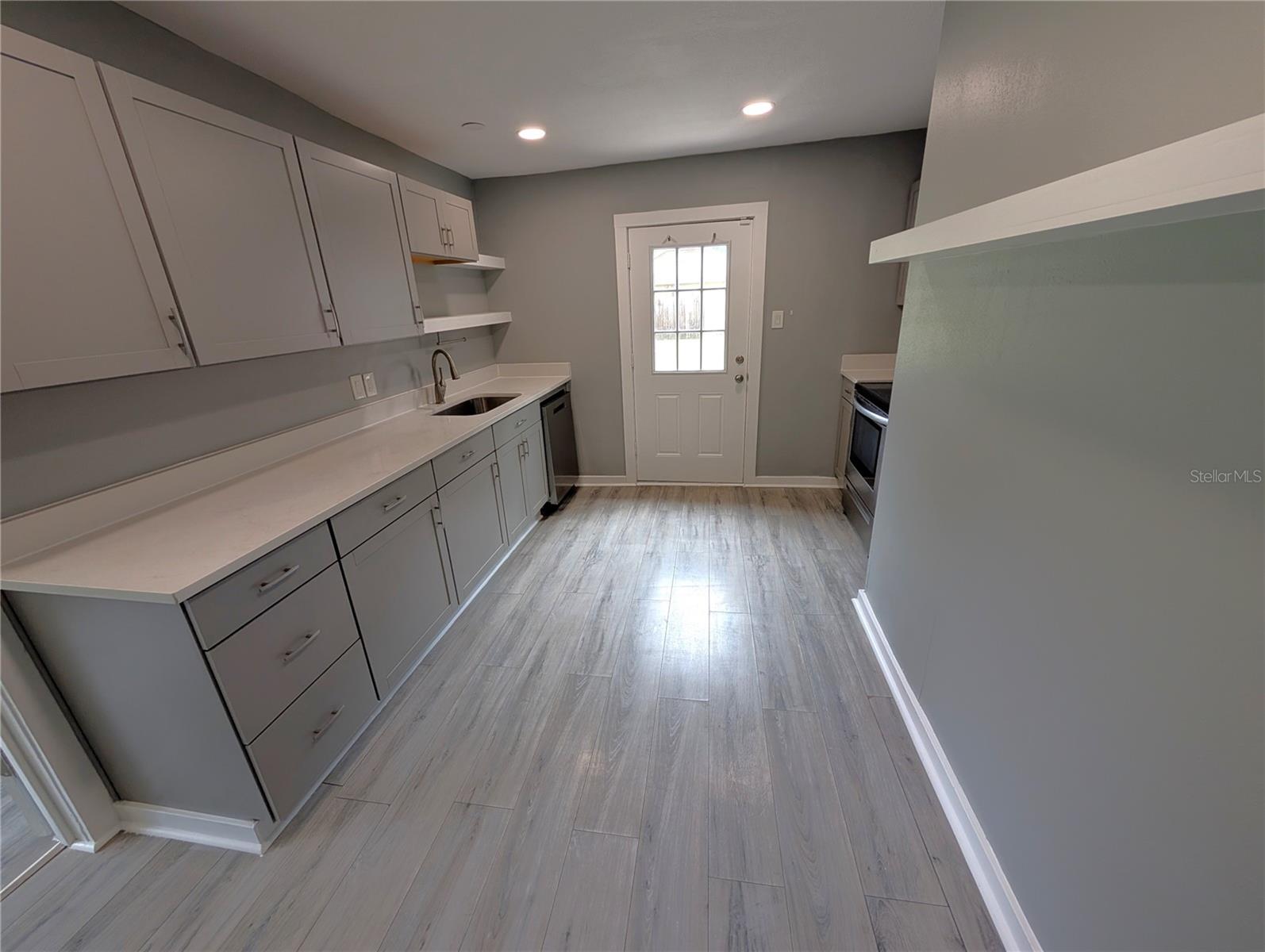 6805 N NAVIN AVE — photo 8