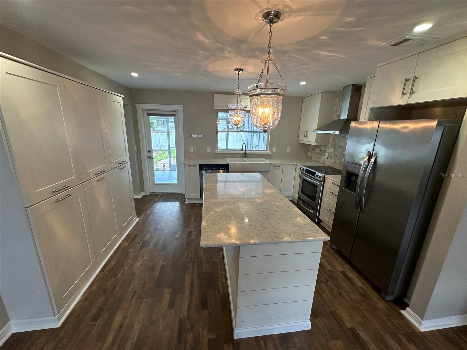 610 IRIS ST — photo 8