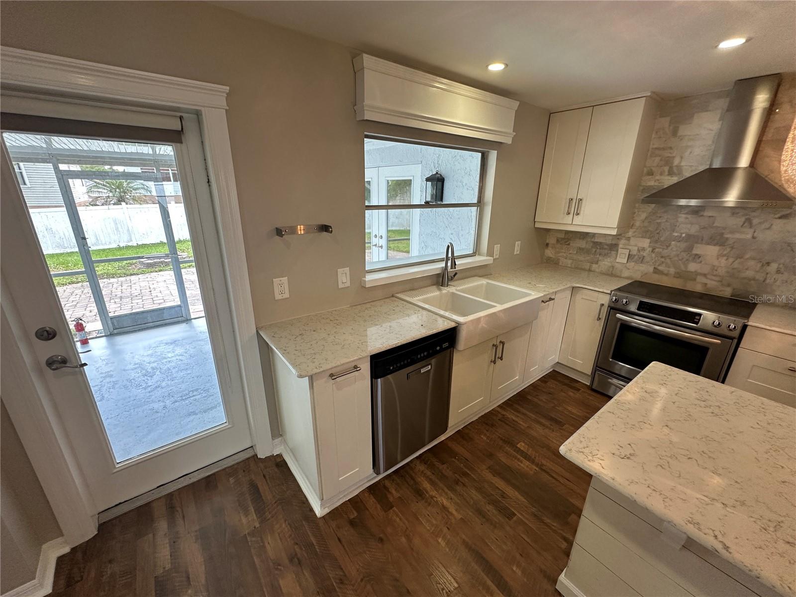 610 IRIS ST — photo 10