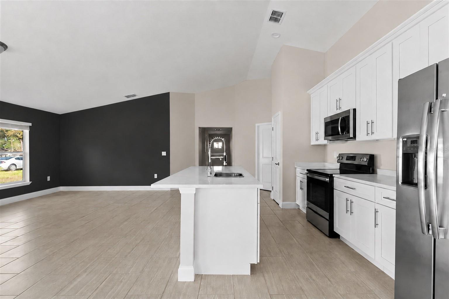 1907 LAREDO DR — photo 2