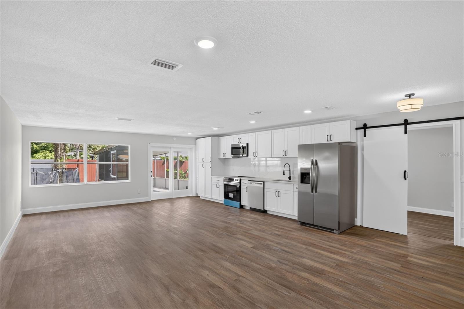 405 CHESTNUT AVE — photo 2