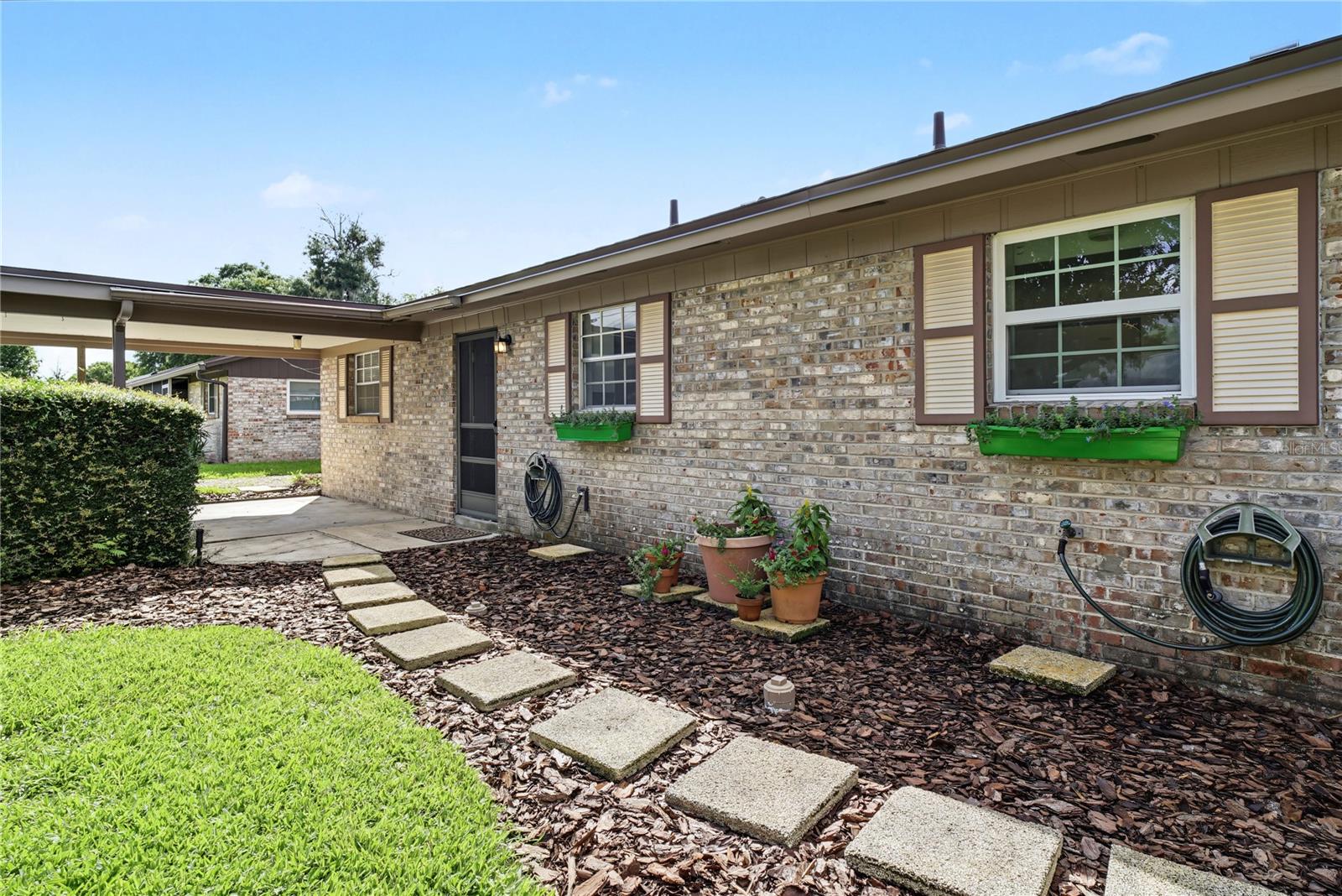 328 E EVERGREEN AVE — photo 3