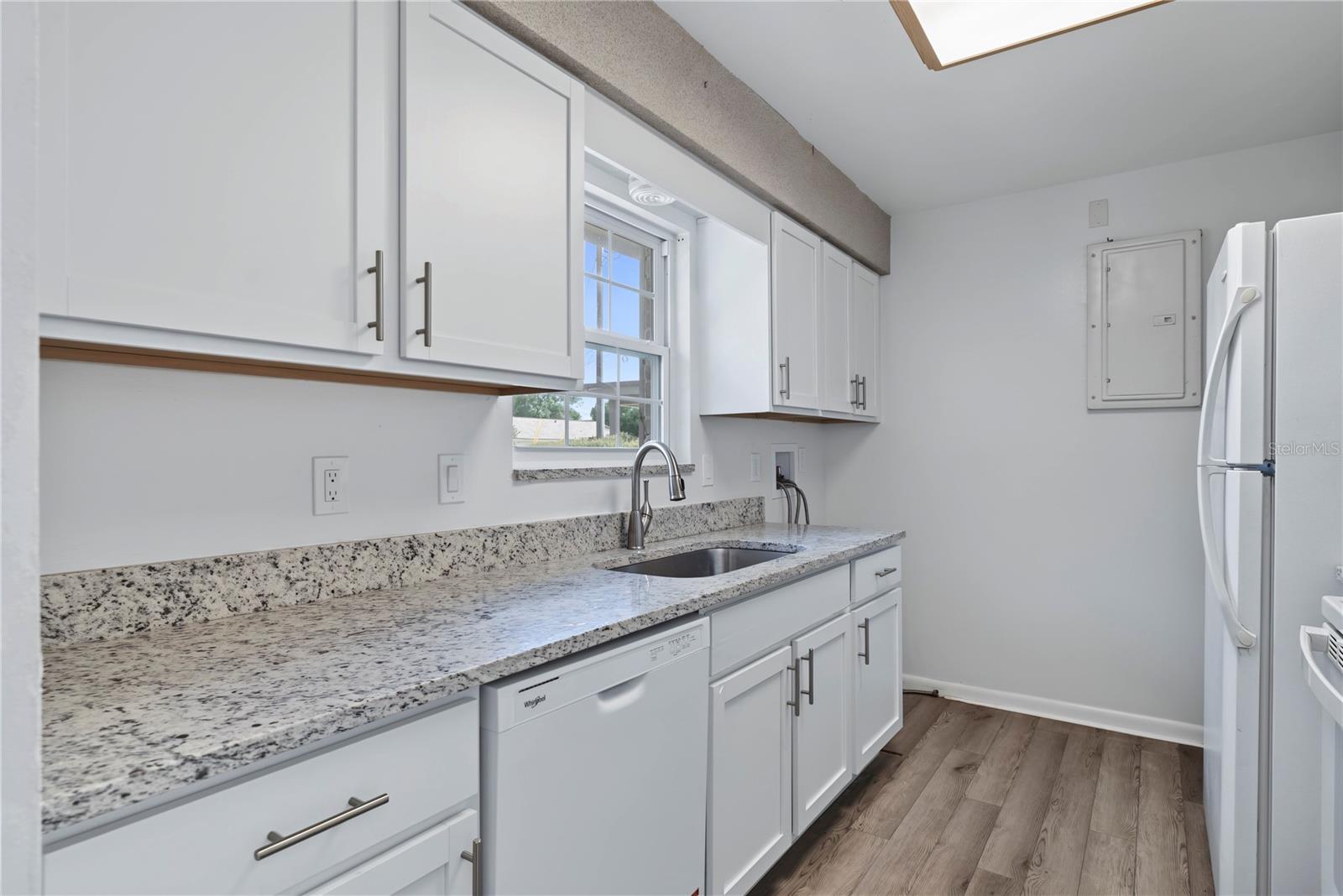 328 E EVERGREEN AVE — photo 5