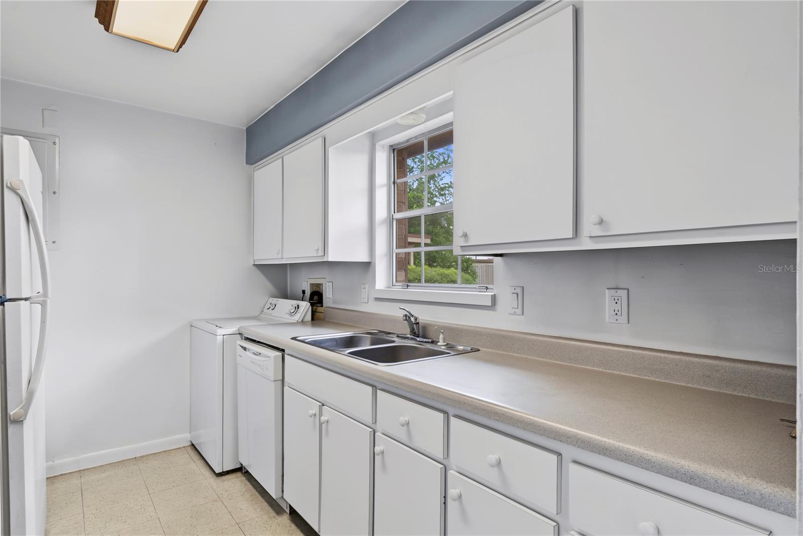 330 E EVERGREEN AVE — photo 5