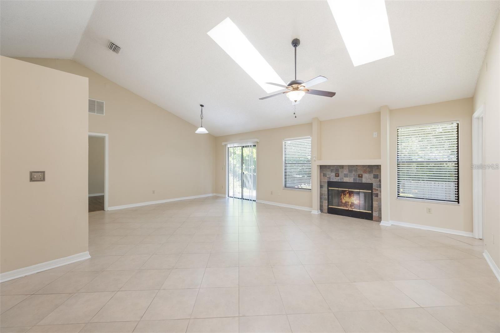 840 LAKE JACKSON CIR — photo 6