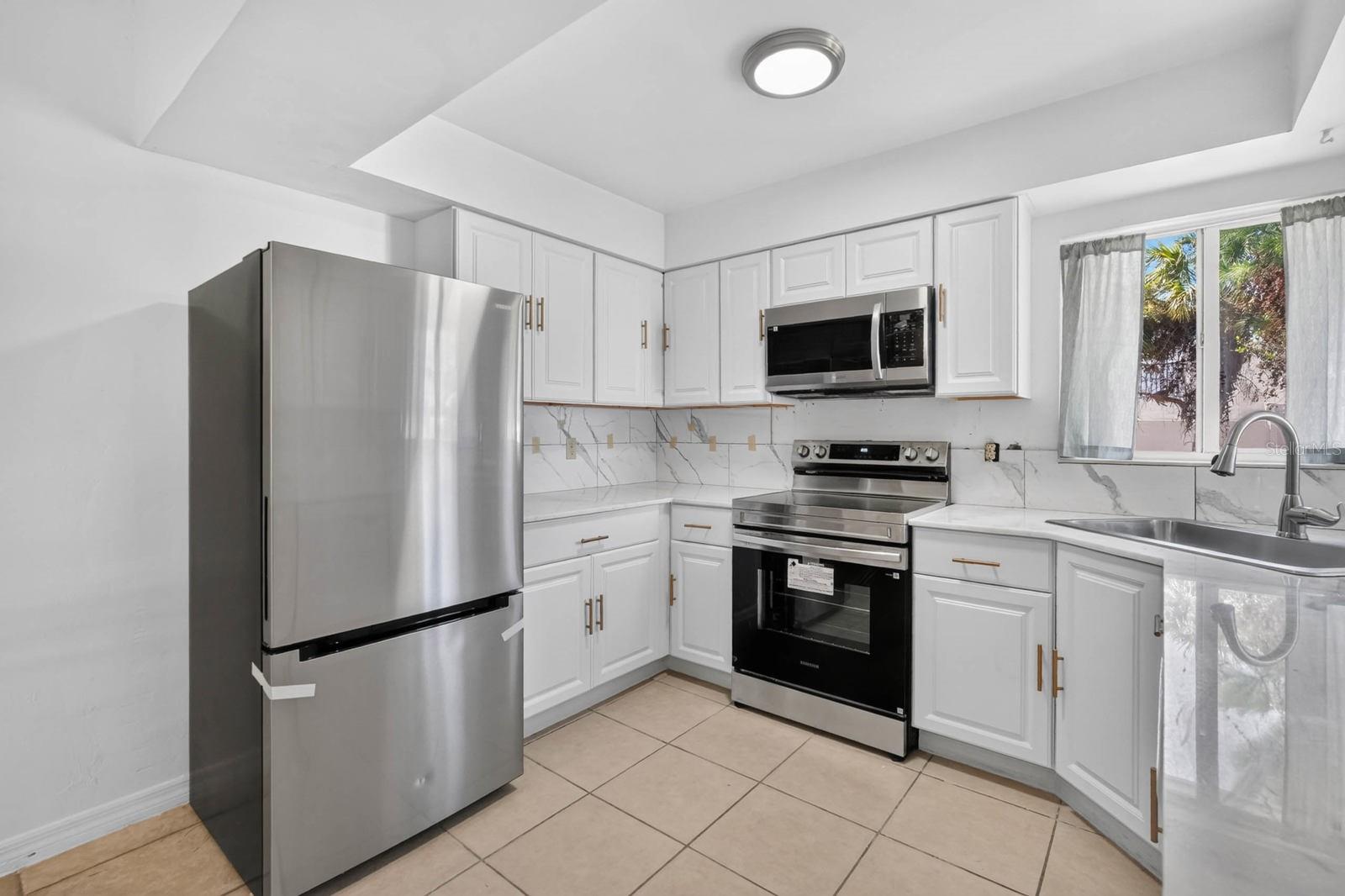 7 BROWNSTONE LN — photo 12