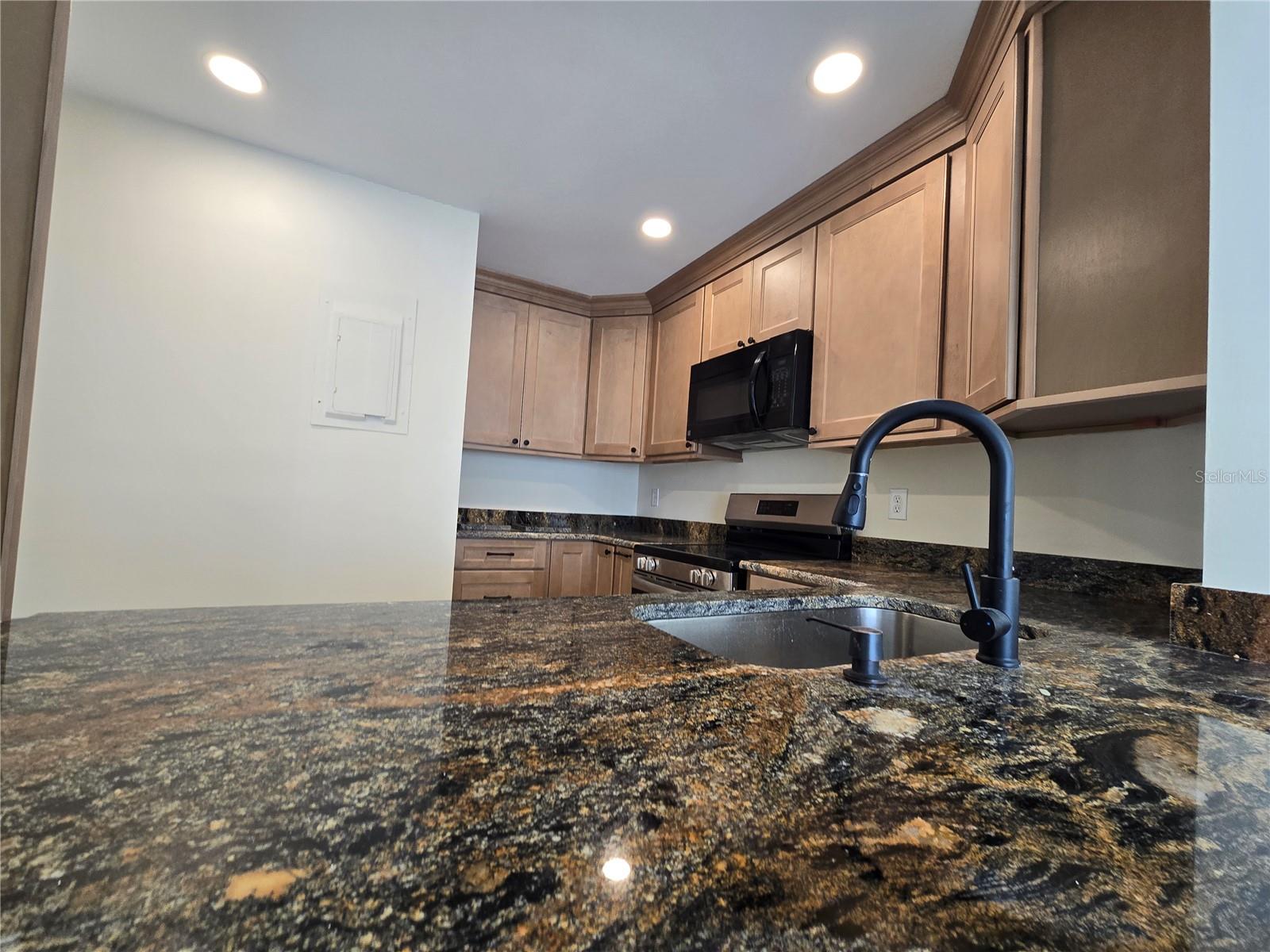 410 S NETHERWOOD CRES #410 — photo 2