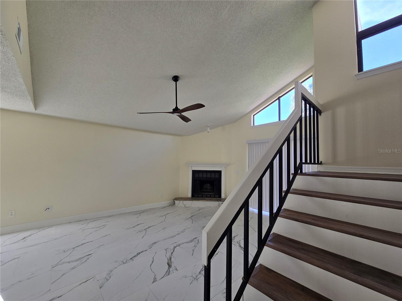 410 S NETHERWOOD CRES #410 — photo 4