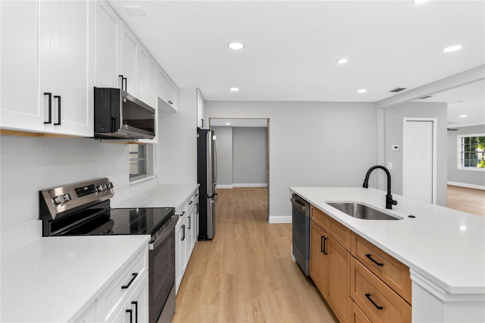 136 GLENDALE DR — photo 3