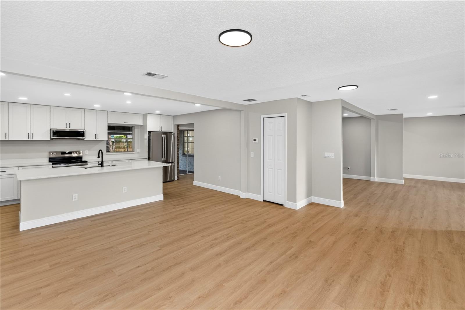 136 GLENDALE DR — photo 9