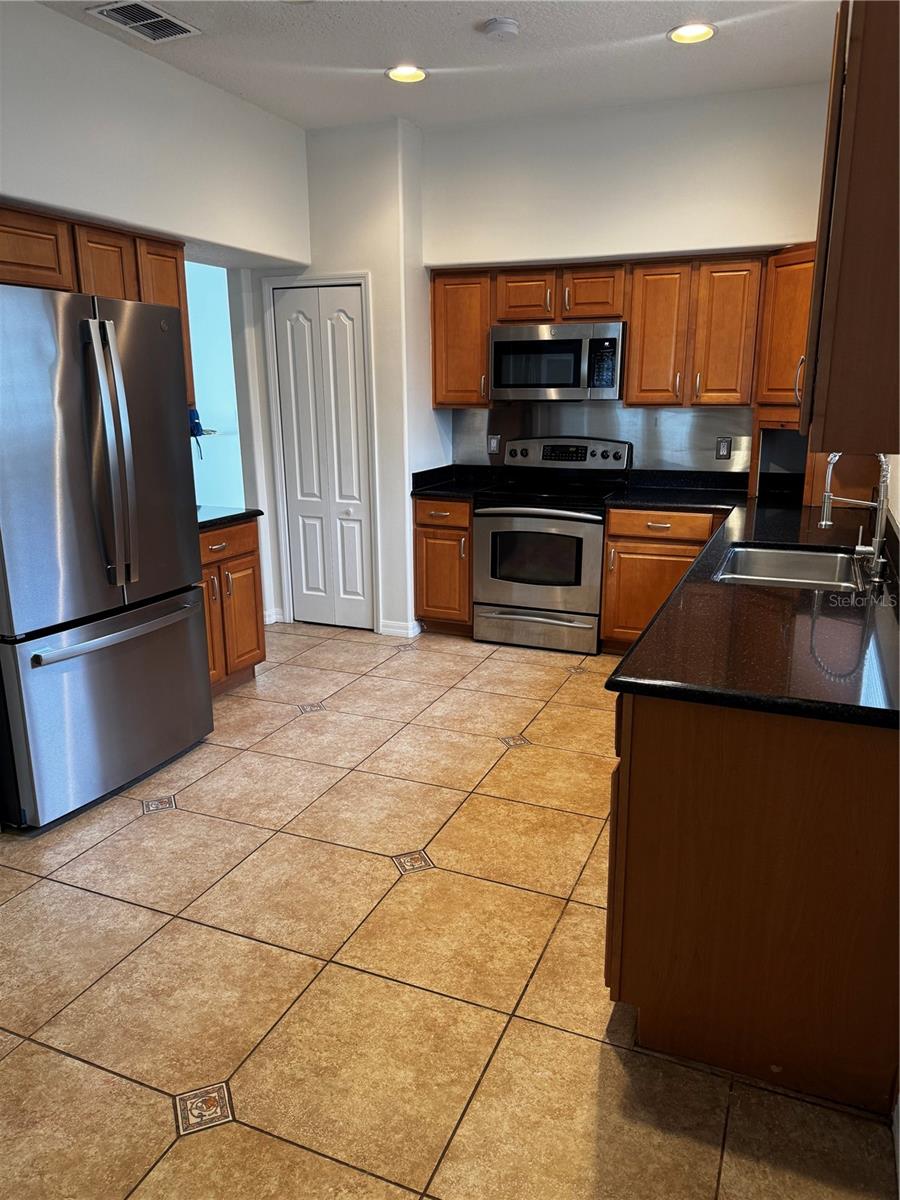 2742 DOVER GLEN CIR — photo 2
