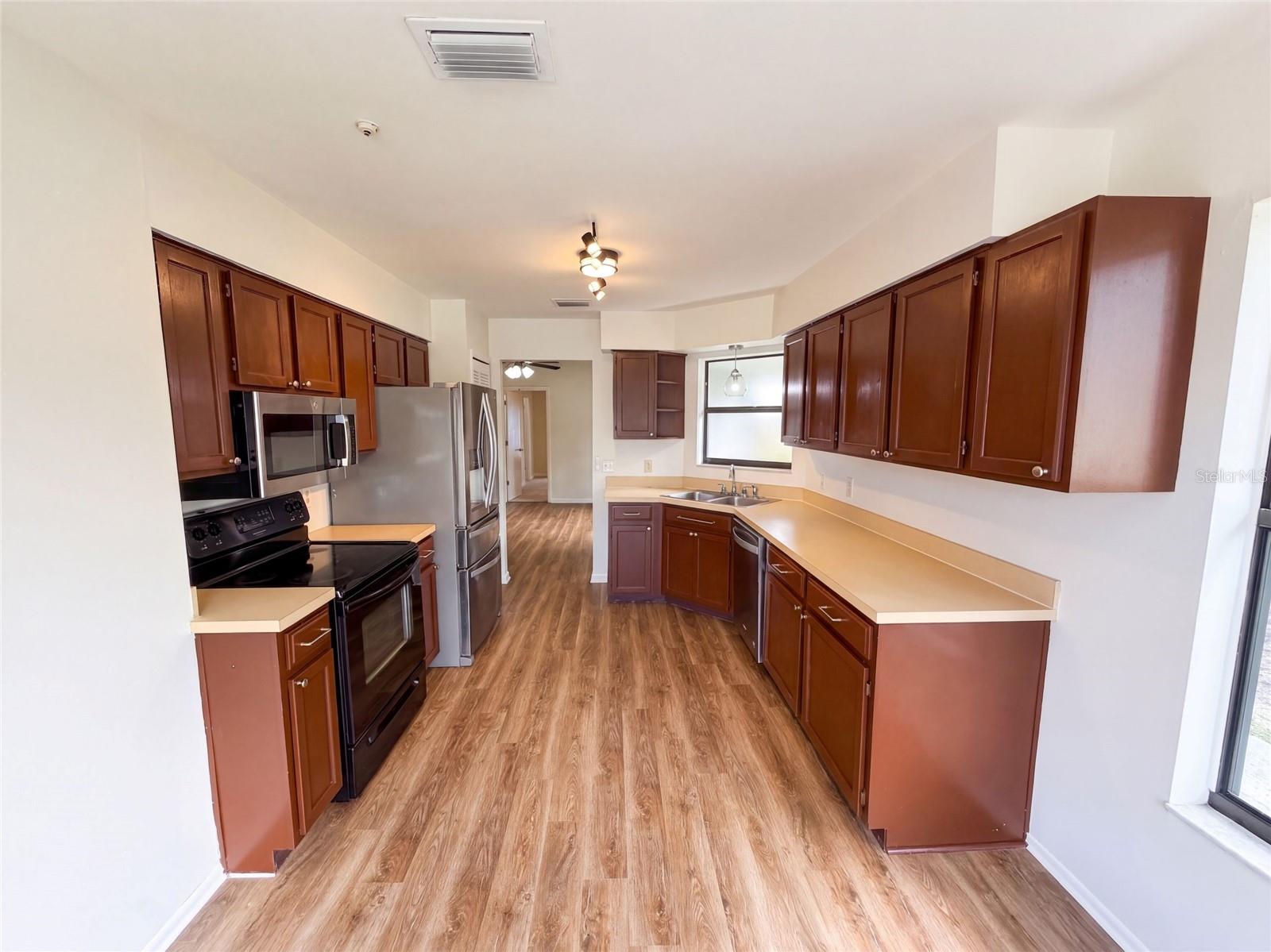 10033 CREEKWATER BLVD — photo 2