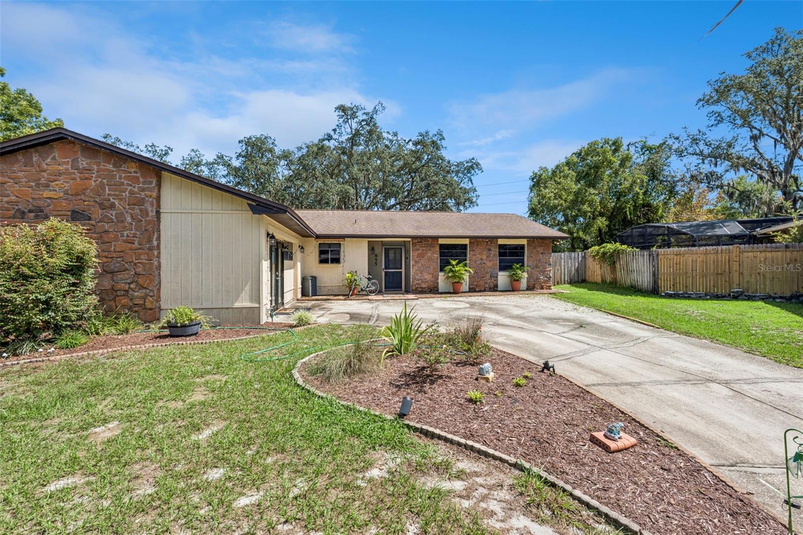 855 BENCHWOOD DR — photo 2