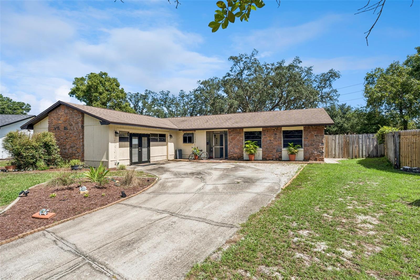 855 BENCHWOOD DR