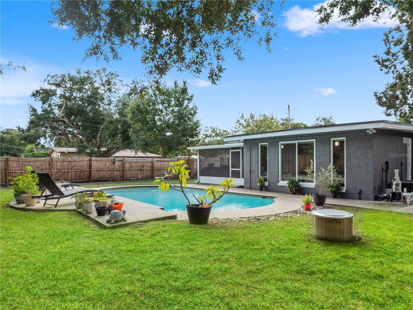 1210 CANBERRA AVE — photo 2