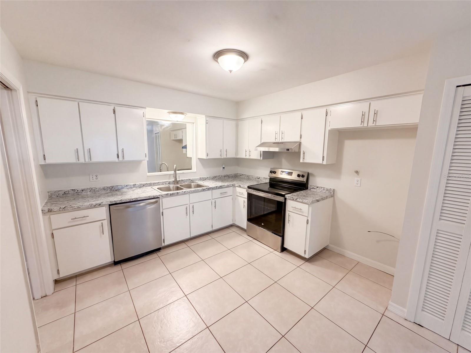 208 ROBIN RD