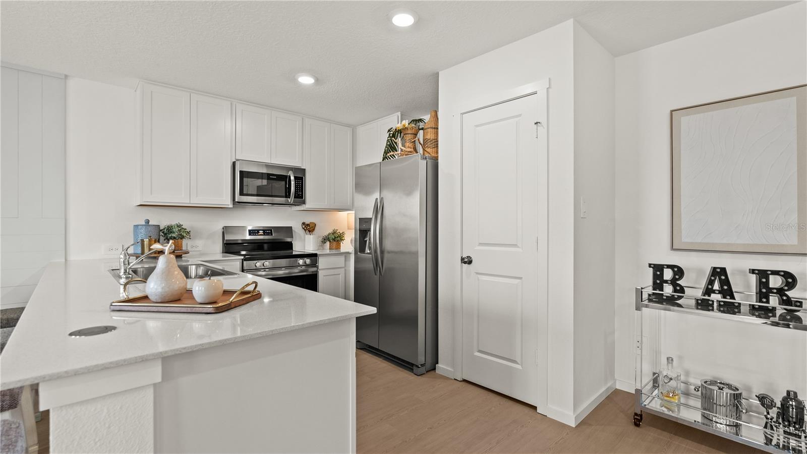 595 ARTEMIS ST — photo 2