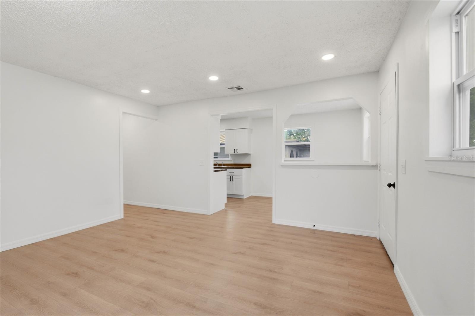 1016 W 8TH ST — photo 8