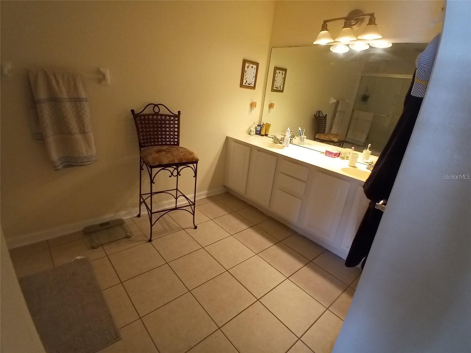 1121 SETON HALL CT — photo 4