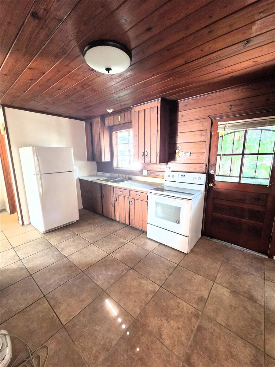 617 W HOWRY AVE — photo 4