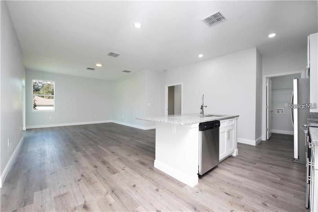 574 GERALDINE DR — photo 4