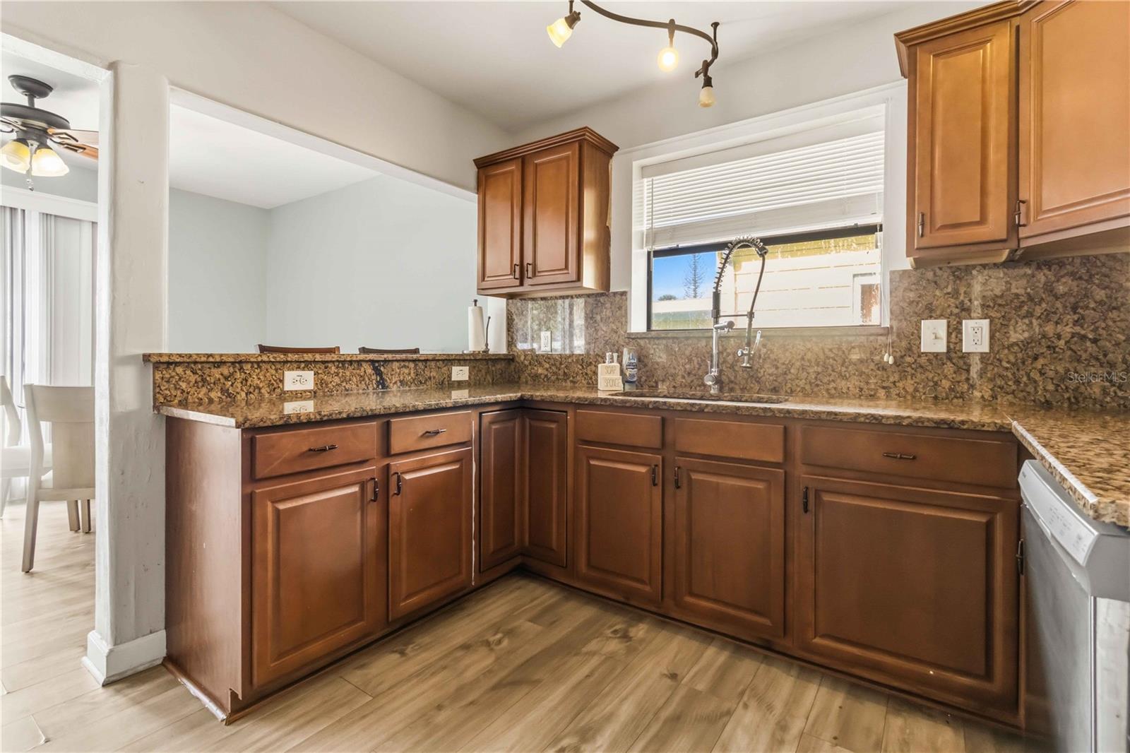 582 REVILO BLVD — photo 12