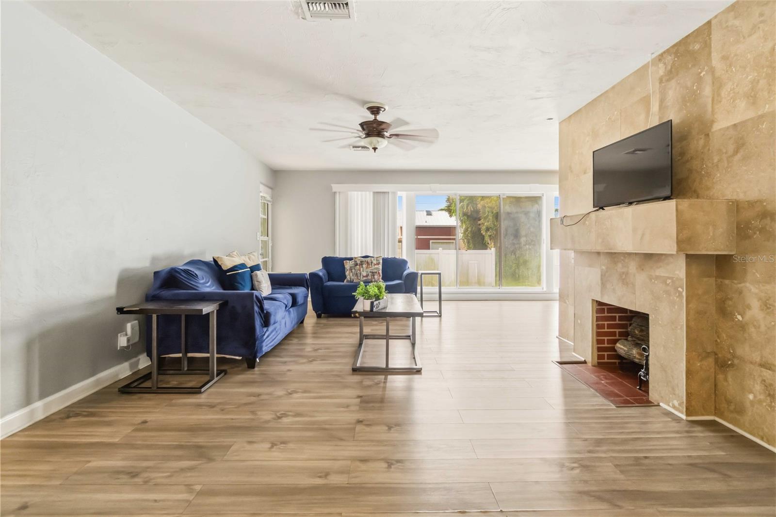 582 REVILO BLVD — photo 5