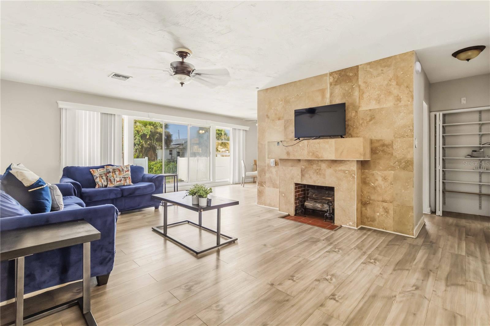 582 REVILO BLVD — photo 6