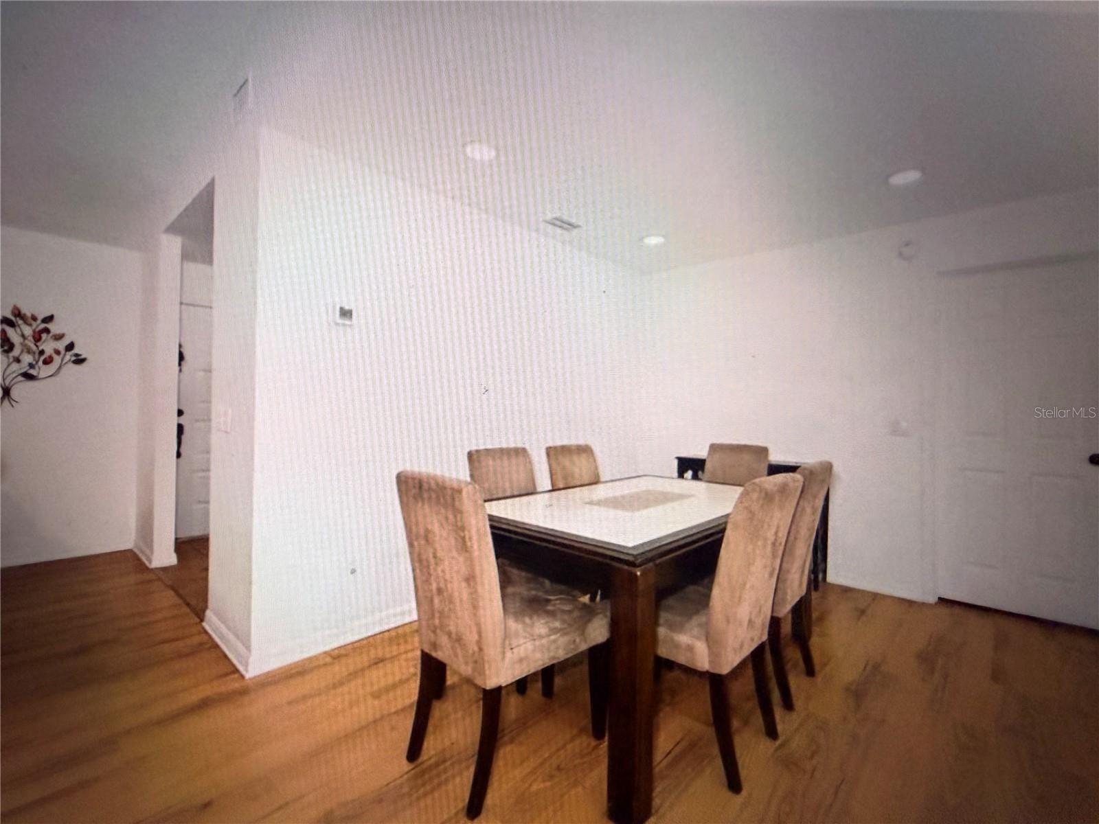 3189 SAINT JAMES AVE — photo 4