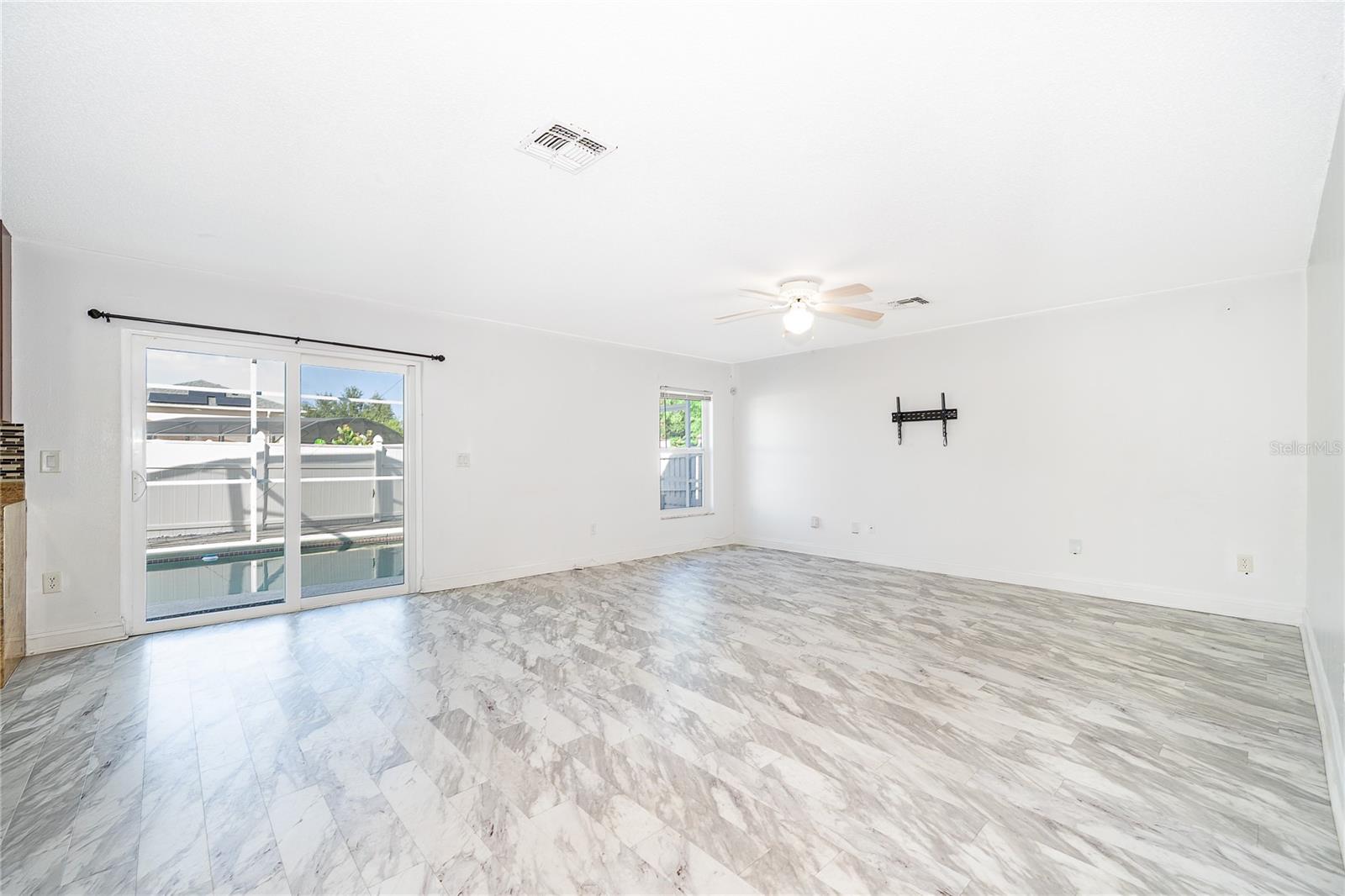 3102 HOLLAND DR — photo 5