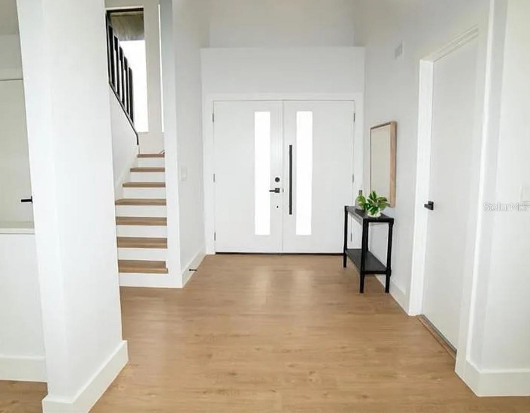 2462 ALBANY DR — photo 2