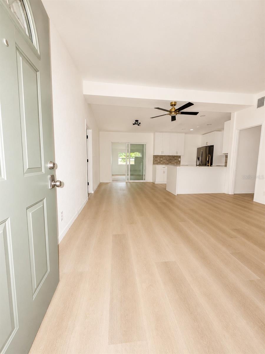 2827 S PARK AVE — photo 2
