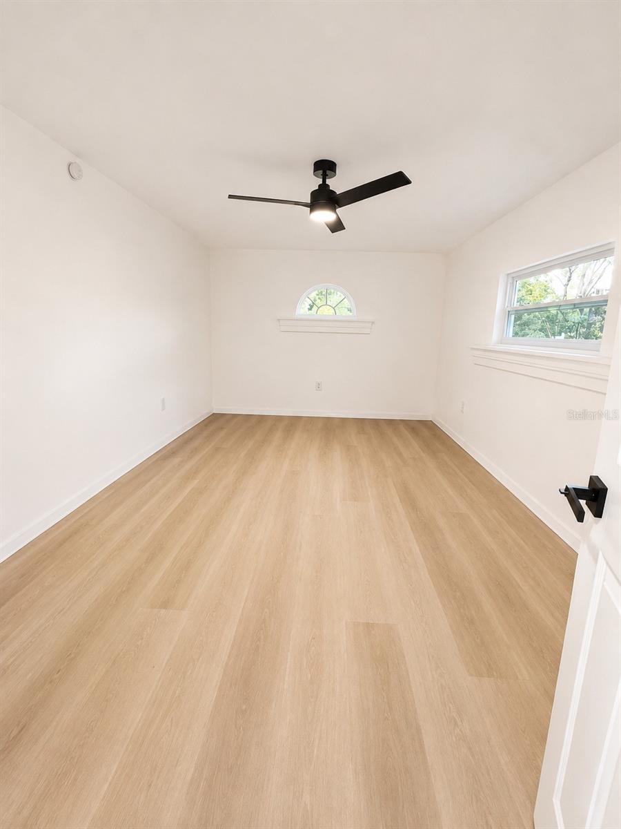 2827 S PARK AVE — photo 4