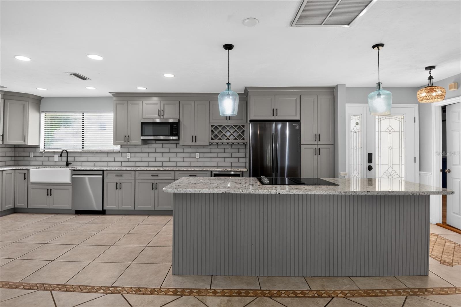 408 PALM AVE — photo 11
