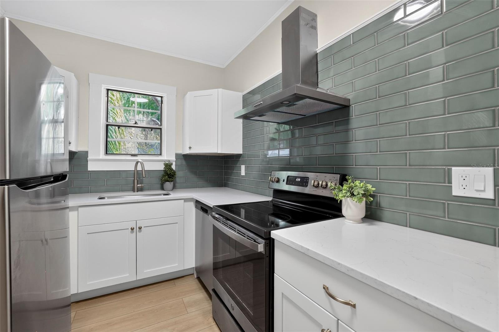 813 E NEW ORLEANS AVE — photo 3