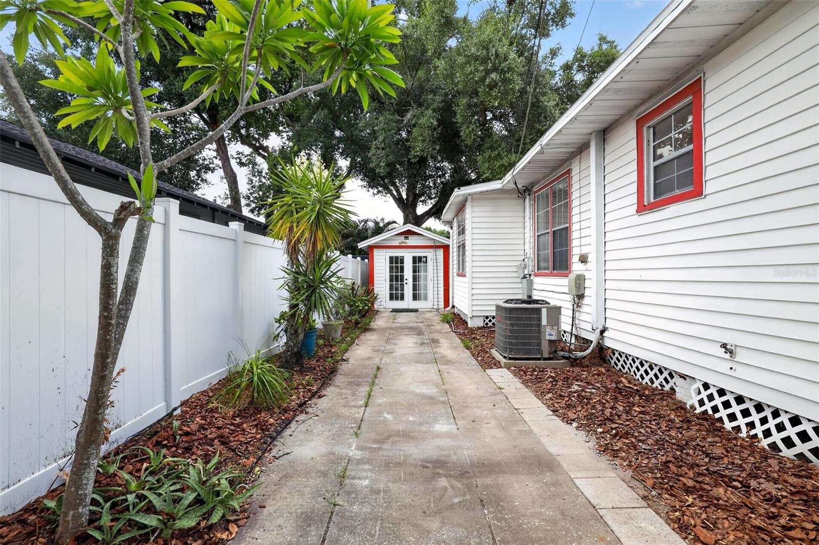 813 E NEW ORLEANS AVE — photo 8