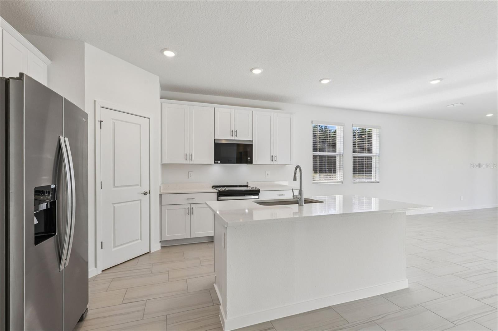 8 GARNI DR — photo 4