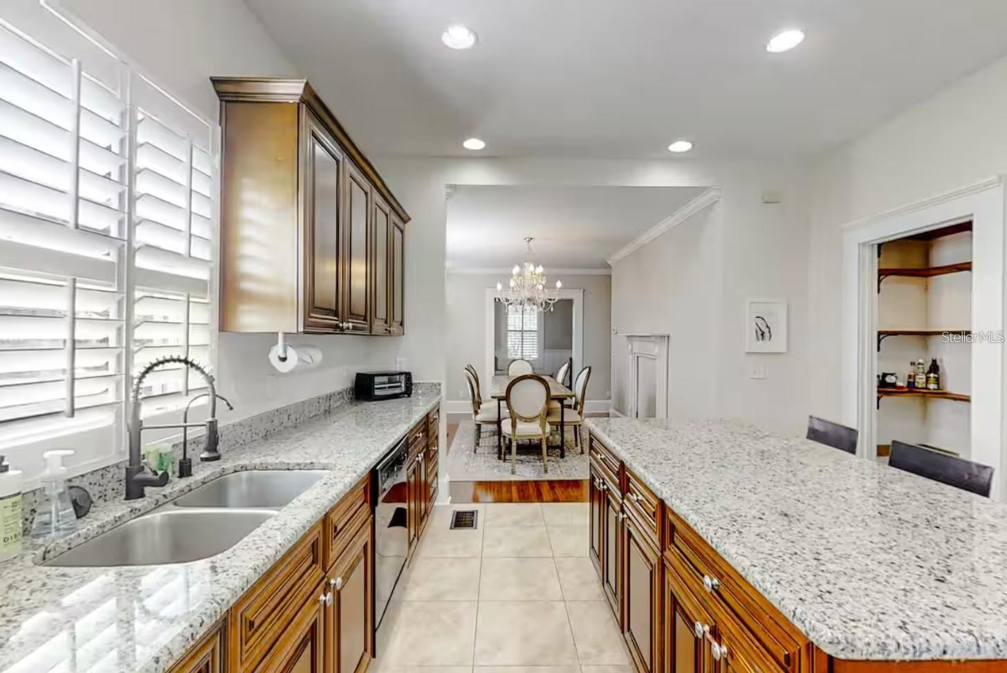 510 E AMELIA AVE — photo 8
