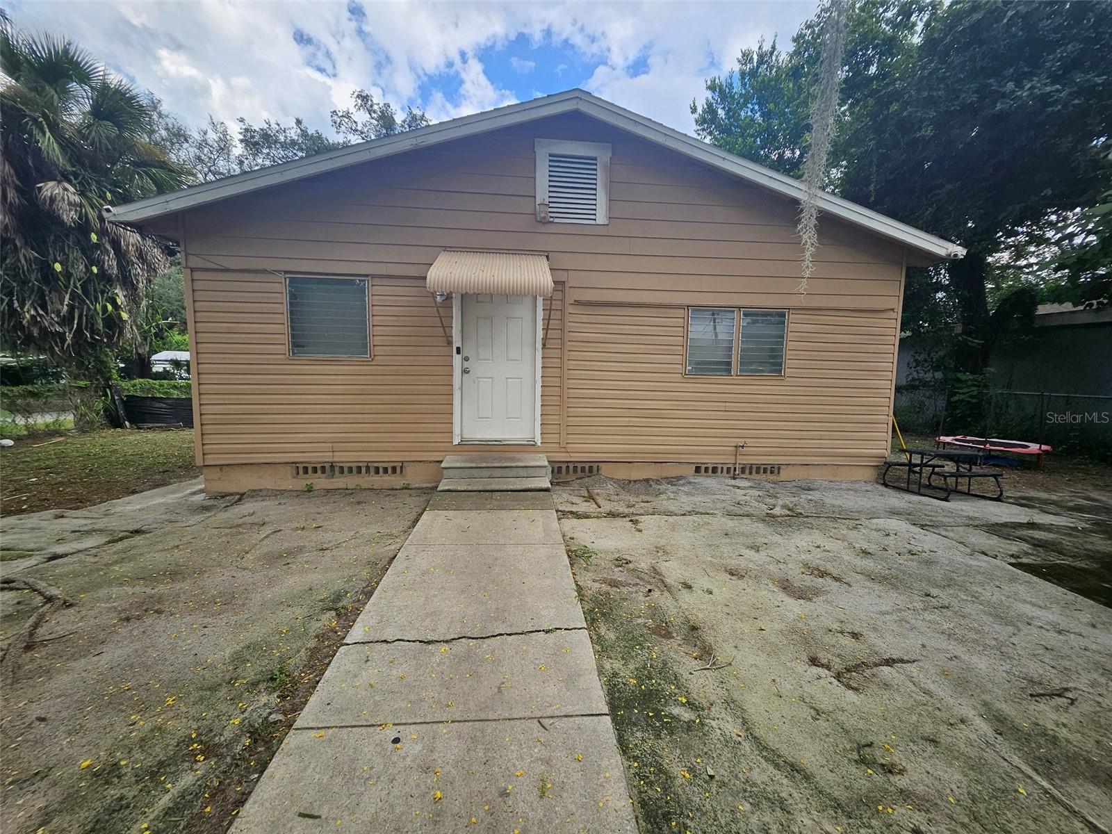1410 E ANNIE ST