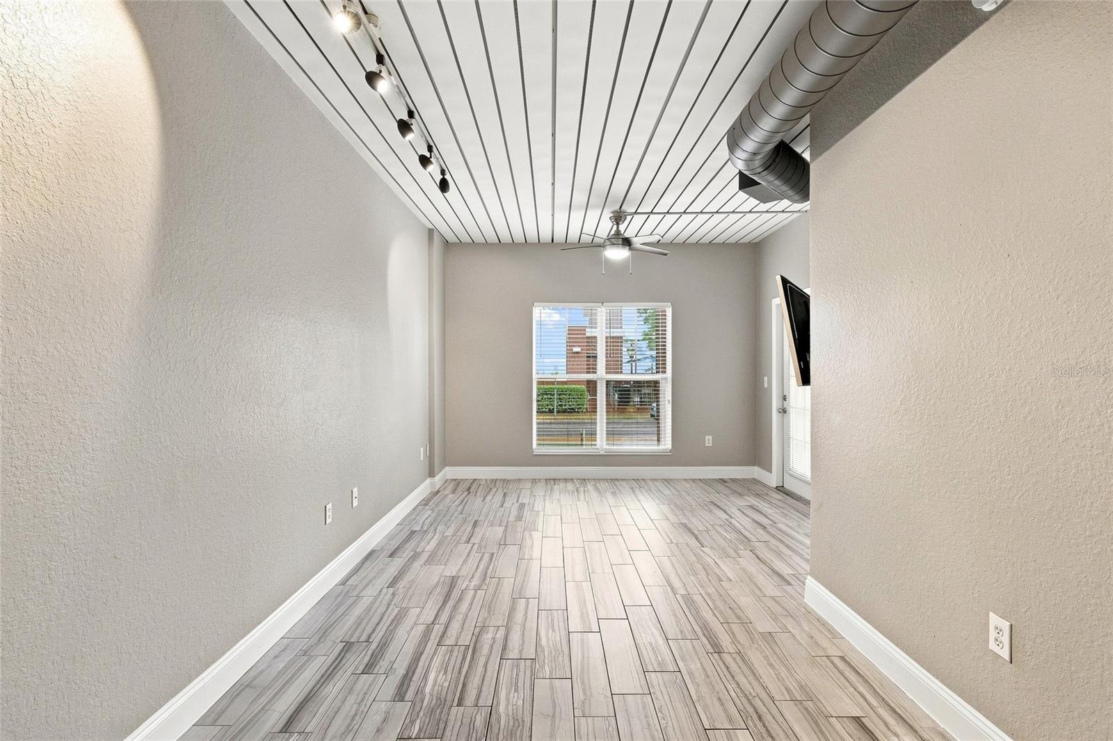 2410 W AZEELE ST #216 — photo 3