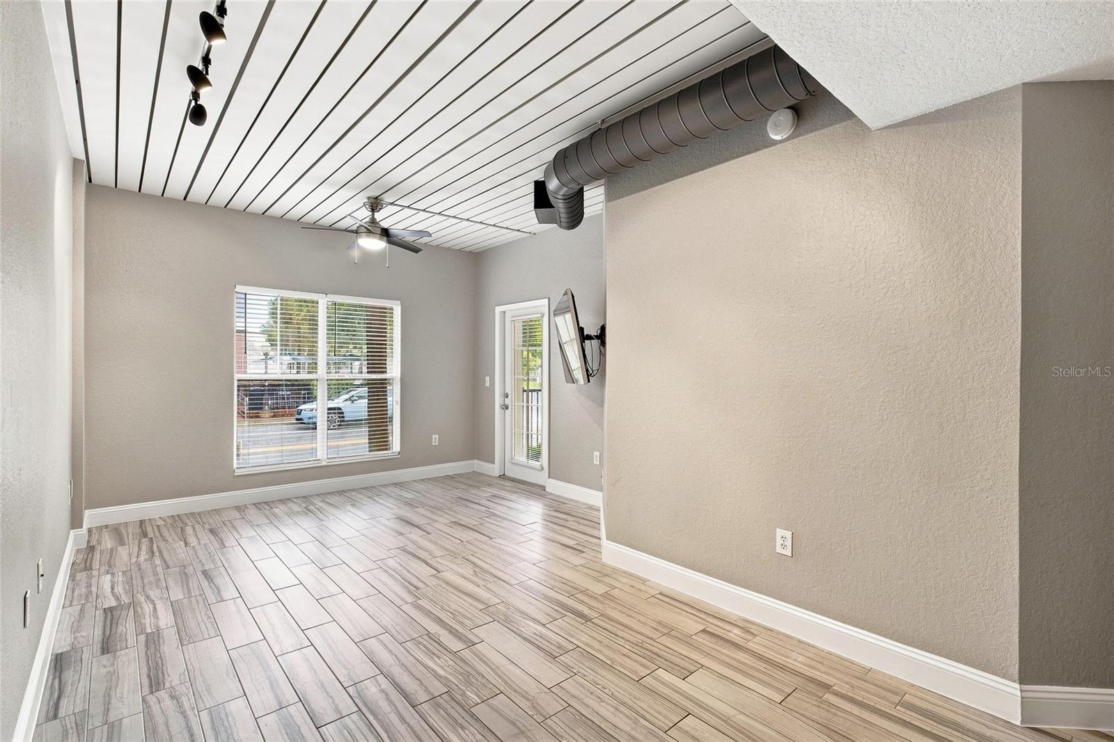 2410 W AZEELE ST #216 — photo 4