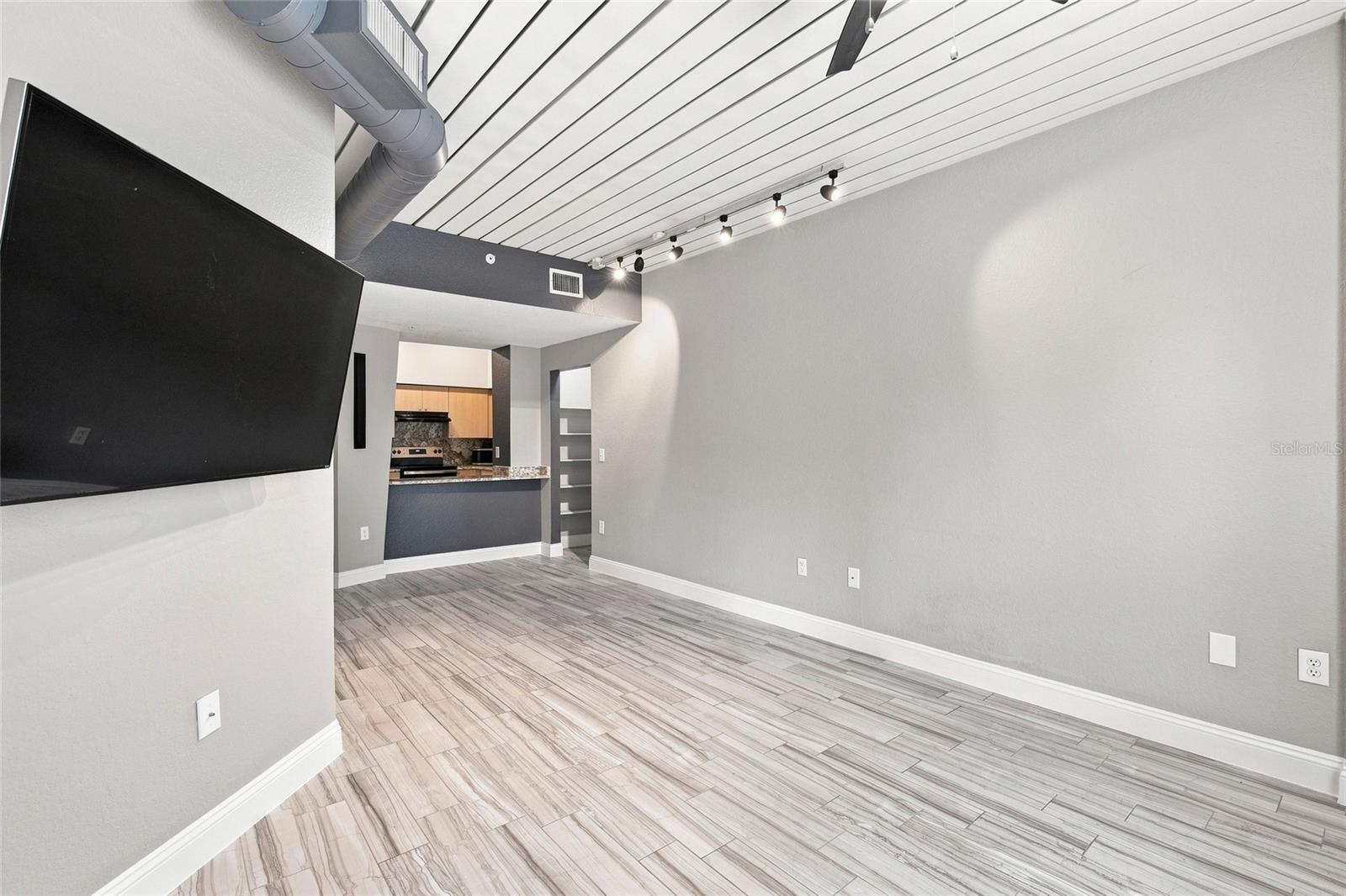2410 W AZEELE ST #216 — photo 5